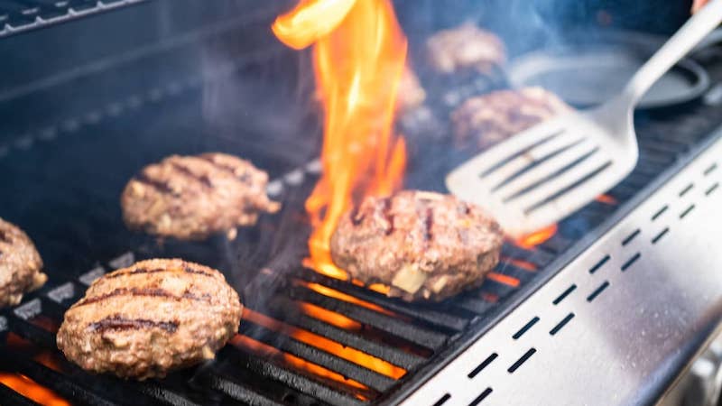 should you grill hamburgers with the lid open or closed